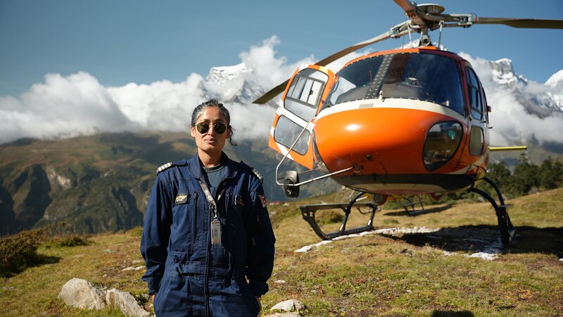 Priya Adhikari ist Nepals einzige Helikopterpilotin, die in den extremen Höhen des Himalaya Rettungseinsätze fliegt. – Bild: SRF/​Jörg Daiber