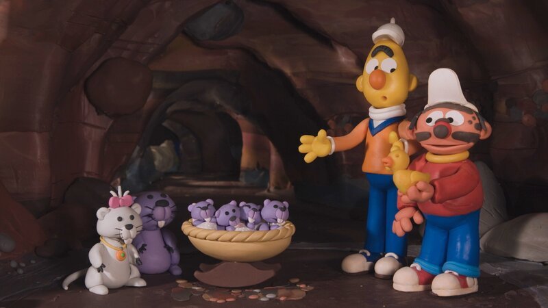 Ernie und Bert haben gerade ein Picknick im Wald gemacht, als Ernie bemerkt, dass irgendjemand Tunnel um sie herum gräbt. – Bild: NDR/​Sesameworkshop
