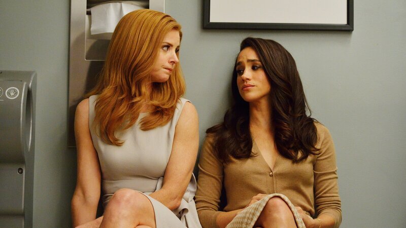 Donna (Sarah Rafferty, l.) versucht, Rachel (Meghan Markle) Trost zu spenden, deren Verlobter wegen Betrugs verhaftet wurde. – Bild: USA Network