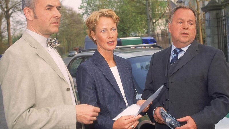 Eine alte Dame ist von einem Auto erfaßt worden und am Unfallort gestorben. Der Fahrer ist auf der Flucht. Dr. Duhler (Klaus Schindler, li.) nennt Glaser (Britta Schmeling) und Kehler (Wolfgang Bathke) die Todesursache. – Bild: MG RTL D /​ Rolf Baumgartner