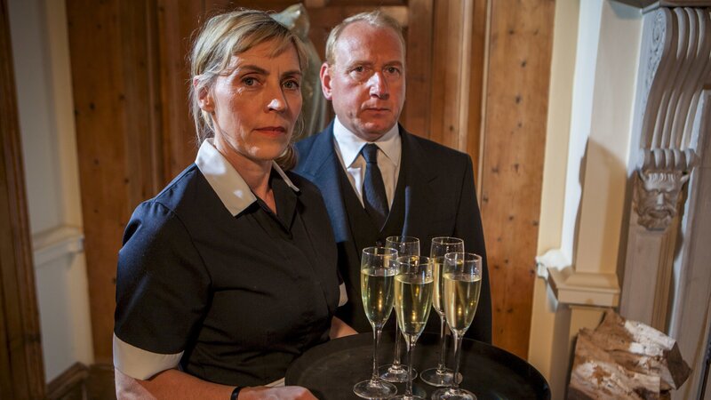 Das Verwalter-Paar Tony (Adrian Scarborough) und Summer Pitt (Saskia Reeves) schaut der Party im Herrenhaus mit gemischten Gefühlen entgegen. – Bild: ZDF und Mark Bourdillon