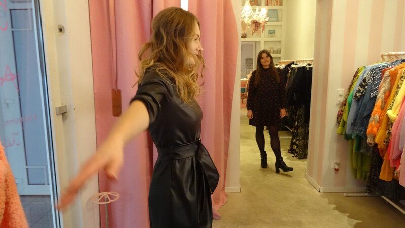 Kandidatin Evgenija (l.) und Verkäuferin. – Bild: TVNOW /​ Constantin Ent.