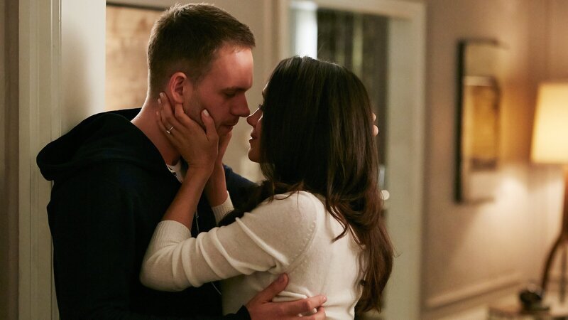 Rachel (Meghan Markle) und Mike (Patrick J. Adams) durchleben eine sehr schwierige Phase in ihrer Beziehung. Nach seiner Verurteilung zu einer Gefängnisstrafe sieht ihre gemeinsame Zukunft gänzlich anders aus als erträumt. – Bild: ZDF und USA Network