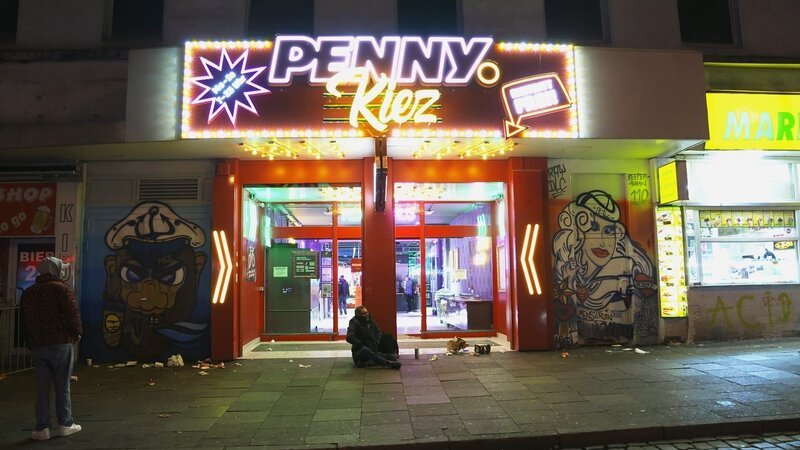 Penny-Markt auf der Reeperbahn in Hamburg, auch bekannt als PENNY Kiez. – Bild: Curiosity TV