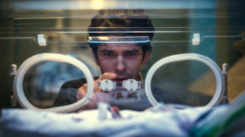 This Is Going to Hurt Staffel 1 Folge 2 Sorge um ein Frühchen: Ben Whishaw als Adam Kay – Bild: SRF und SISTER/​BBC/​BBC Studios/​AMC