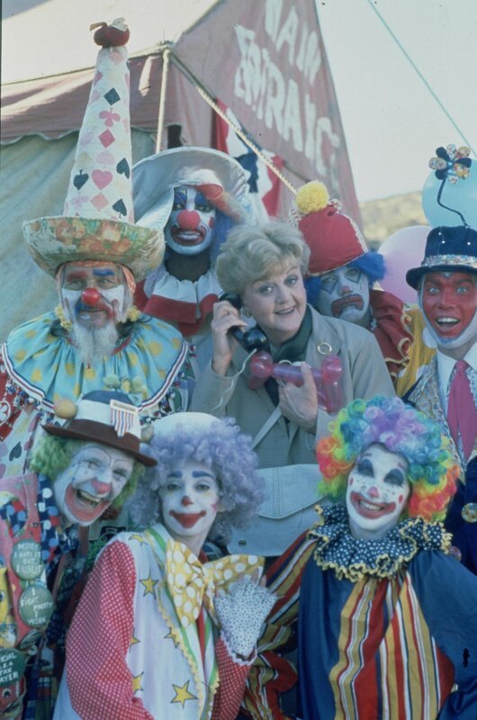 Seltsame Unglücksfälle beunruhigen die Zirkusleute. Als ein Zirkus-Vorarbeiter tot im Elefantenzelt aufgefunden wird, fällt der Verdacht auf Carl – doch Jessica (Angela Lansbury, M.) glaubt, dass jemand anders dahintersteckt … – Bild: Universal City Studios LLLP