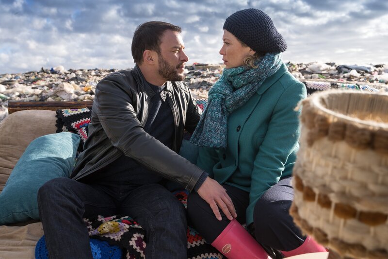 Antoine (Raphaël Lenglet, l.); Candice (Cécile Bois, r.) – Bild: Fabien MALOT – FTV