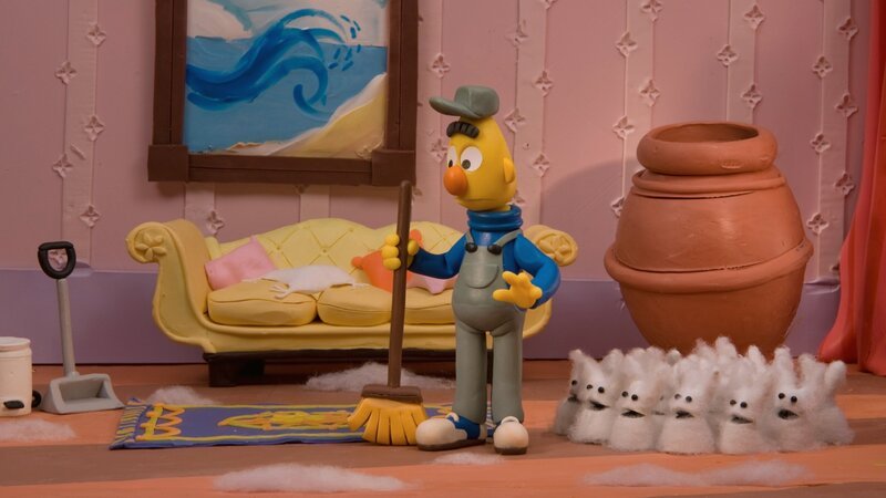Ernie und Bert arbeiten als Putzmänner. Das Haus von Miss Moshley ist voller Staubhäschen, die ganz besonders groß und staubig sind. – Bild: NDR/​Sesameworkshop