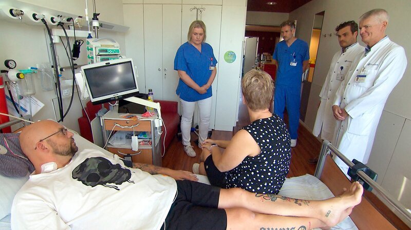 Professor Dr. Hermann Reichenspurner, Direktor der Klinik für Herz- und Gefäßchirurgie im Universitätskrankenhaus Hamburg-Eppendorf, und sein Team bei der Chefarztvisite auf der Station für Herzinsuffizienz. – Bild: NDR/Produktion Clipart/Fromeyer & Fromeyer GbR Professor Dr. Hermann Reichenspurner, Direktor der Klinik für Herz- und Gefäßchirurgie im Universitätskrankenhaus Hamburg-Eppendorf, und sein Team bei der Chefarztvisite auf der Station für Herzinsuffizienz. – Bild: NDR/Produktion Clipart/Fromeyer & Fromeyer GbR