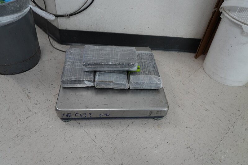 Mehrere Pakete mit mutmaßlichen Betäubungsmitteln werden beschwert, nachdem sie im Fahrzeug eines Verdächtigen in El Paso, Texas, entdeckt wurden. – Bild: Courtesy of Disney+