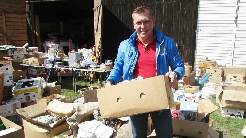 Trödelprofi Otto Schulte beim Aufbau des Flohmarktes – Bild: RTL II