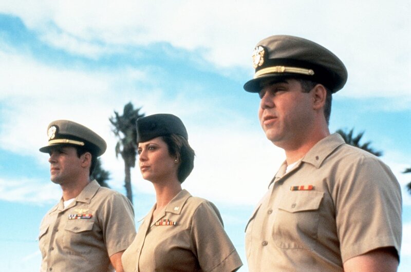 Lieutenant Commander Harm Rabb (David James Elliott, l.), Major Sarah „Mac“ MacKenzie (Catherine Bell, M.) und Lieutenant Bud Roberts (Patrick Labyorteaux, r.) beobachten die Schleifermethoden von Rivers. – Bild: AUS9 /​ Austria9