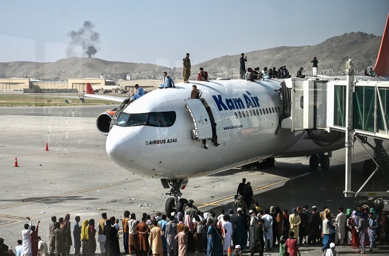 Am Flughafen von Kabul spielten sich nach dem 15. August 2021 verzweifelte Szenen ab. Tausende wollten aus dem Land fliehen. – Bild: WAKIL KOHSAR /​ AFP via Getty Images /​ AFP