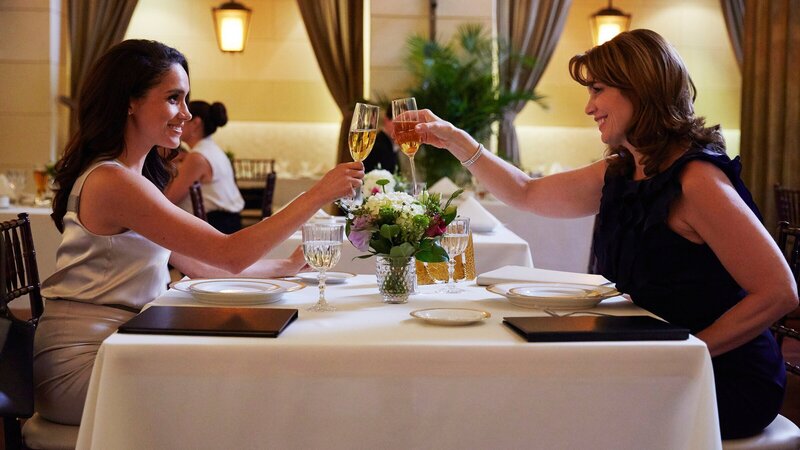 Rachel (Meghan Markle, l.) und ihre Mutter Laura (Megan Gallagher, r.) planen Rachels Traumhochzeit. Bei aller Vorfreude befürchtet die Braut aber, dass Mikes Geheimnis ans Licht kommen könnte. – Bild: ZDF und USA Network