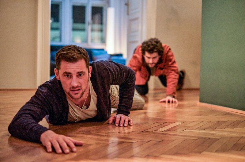 Moritz (Ferdinand Seebacher) und Lukas (Aaron Karl). – Bild: WDR/​ORF/​Philipp Brozsek