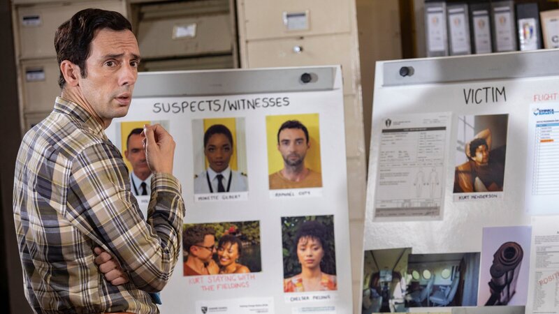 DI Neville Parker (Ralf Little) folgt einer vielversprechenden Spur: Eine mögliche Verbindung zwischen den Passagieren des Flugzeugs und dem Opfer könnte den Fall in eine völlig neue Richtung lenken. – Bild: ZDF und Denis Guyenon