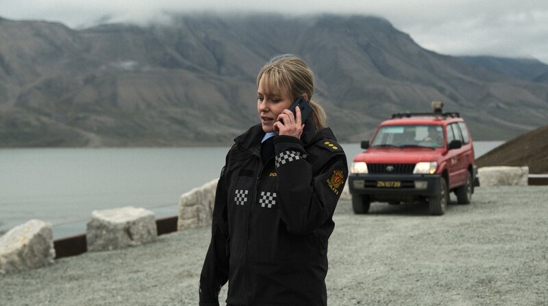 Der Fund einer Männerleiche überzeugt die Polizistin Thea Koren (Ingrid Bolsø Berdal) von der Sorge ihres deutschen Kollegen Max um seinen Neffen. – Bild: ARD Degeto/​Odeon Fiction GmbH/​NRK/​Dusan Martincek