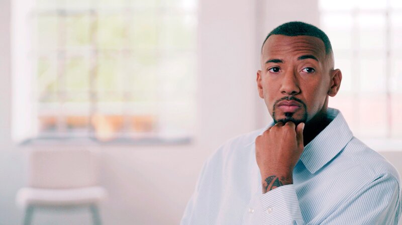 Jérôme Boateng im Interview bei den Dreharbeiten der Doku-Serie „Being Jérôme Boateng“. Weiteres Bildmaterial finden Sie unter www.br-foto.de. – Bild: BR/​Flow media company GmbH/​Alamy/​Imago Images/​Cosmin Iftode/​Eibner/​Montage: Marc Trompetter