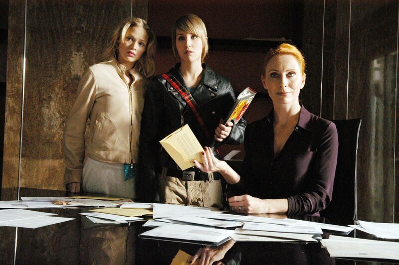 Adina (Andrea Sawatzki, re.) hält demonstrativ einen Mahnbescheid in die Höhe. Lilo (Mavie Hörbinger, li.) und Sarah (Maxi Warwel) sind fassungslos, über das Verhalten ihres Vaters. – Bild: ORF (FS1/​FS2) /​ ORF1