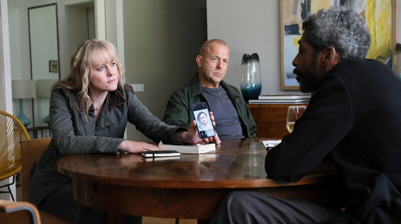 Max Grosz (Heino Ferch, Mitte) und seine Partnerin Thea Koren (Ingrid Bolsø Berdal) möchten von Ian Ramis (Johann Myers) Informationen über den Aktivisten „Yota“. – Bild: ARD Degeto/​Odeon Fiction GmbH/​NRK/​Dusan Martincek