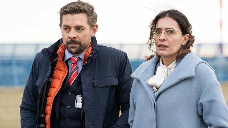 Jan Rothe (Klaas Heufer-Umlauf, l.); Sabine Grünberg (Doris Golpashin, r.) – Bild: JOYN/​ProSieben /​ Marion von der Mehden