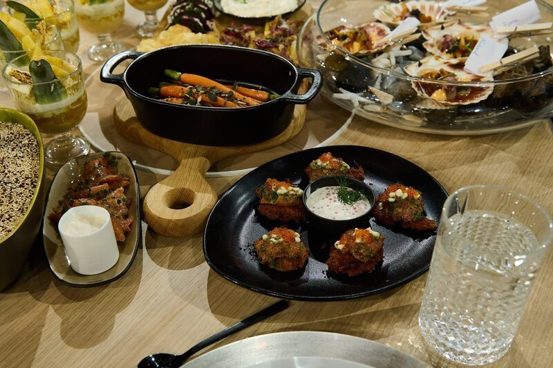 Tagesmotto: „Silvester-Party“: Kurz gebeizte Lachsforelle mit Rievkooche und Honig-Senf-Dip von Mario Kotaska – Bild: ZDF und Gunnar Nicolaus