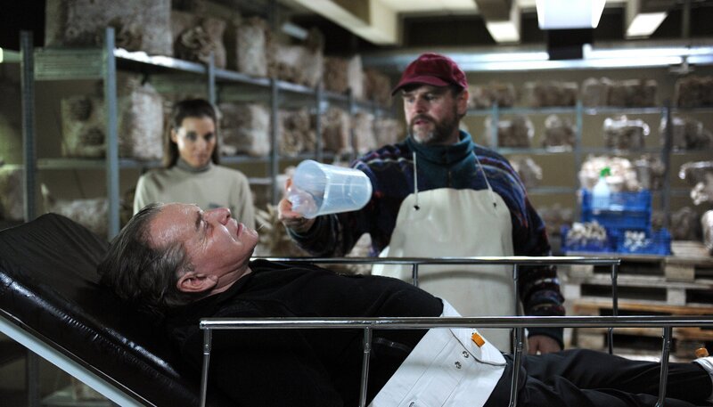 ARD MORD IN BESTER GESELLSCHAFT – DAS SCHEUSAL, Deutschland 2015, Regie Lars Montag, am Donnerstag (11.06.15) um 20:15 Uhr im Ersten. „Das Scheusal“ Gerd Granitzka (Felix Vörtler) und Maria Krell (Katja Bürkle) halten Dr. Wendelin Winter (Fritz Wepper) fest. – Bild: ARD Degeto/​Kerstin Stelter