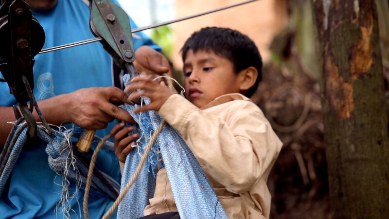 Elmer hat sich an der Zipline schon einmal den Finger gebrochen. Doch für ihn gibt es keinen anderen Weg zur Schule. – Bild: ZDF und MDR/​Maximus Film