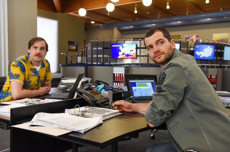 L-R: Möttl (Georg Rauber), Lukas (Aaron Karl) – Bild: WDR/​ORF/​Hubert Mican
