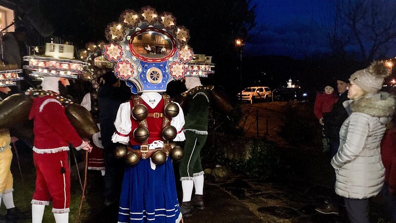 Eine Gruppe Silvesterchläuse aus Urnäsch, mit dabei Vater Andreas der Familie Frick – Bild: SRF