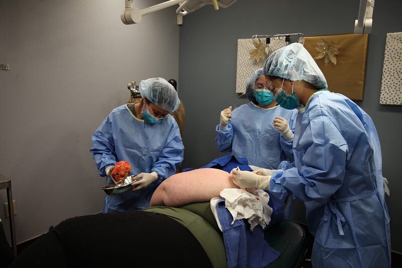 Dr. Lee holds up the shoulder lipoma she removed from Riki Roberts. – Bild: Discovery Communications, LLC