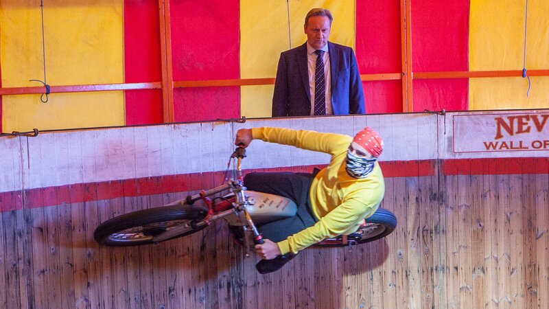 Inspector Barnaby (Neil Dudgeon) bestaunt die Leistungen in Butch Nevins Schaustellerunternehmen. – Bild: ZDF und Mark Bourdillon