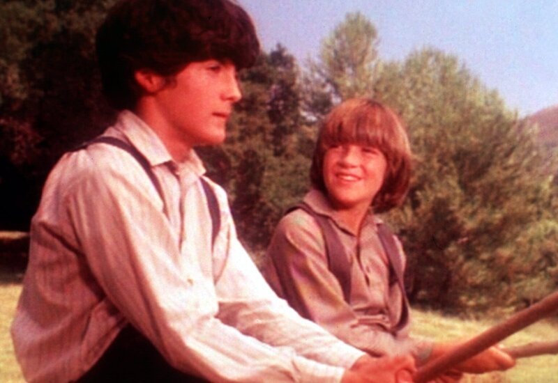 Nach einem Streit versöhnen sich Albert (Patrick Laborteaux, l.) und sein kleiner Bruder James (Jason Bateman, r.) beim Angeln. – Bild: Sat.1 Gold