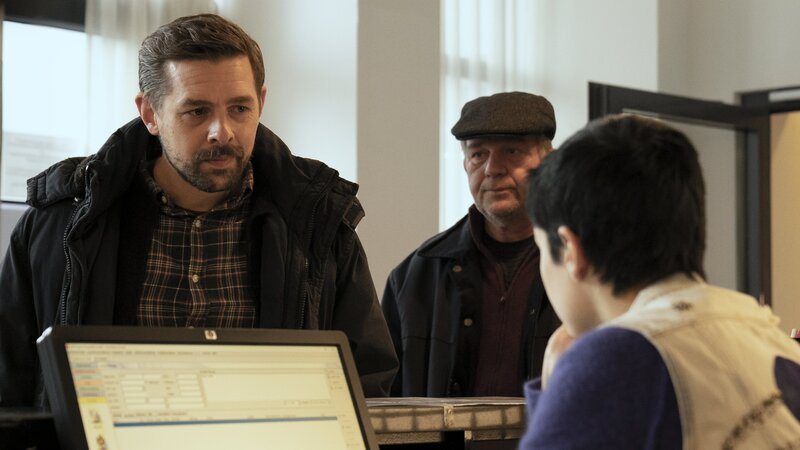 (v.l.n.r.) Jan Rothe (Klaas Heufer-Umlauf); Udo Rothe (Uwe Preuss); Rezeptionistin (Lea Drinda) – Bild: JOYN/​ProSieben /​ Marion von der Mehden