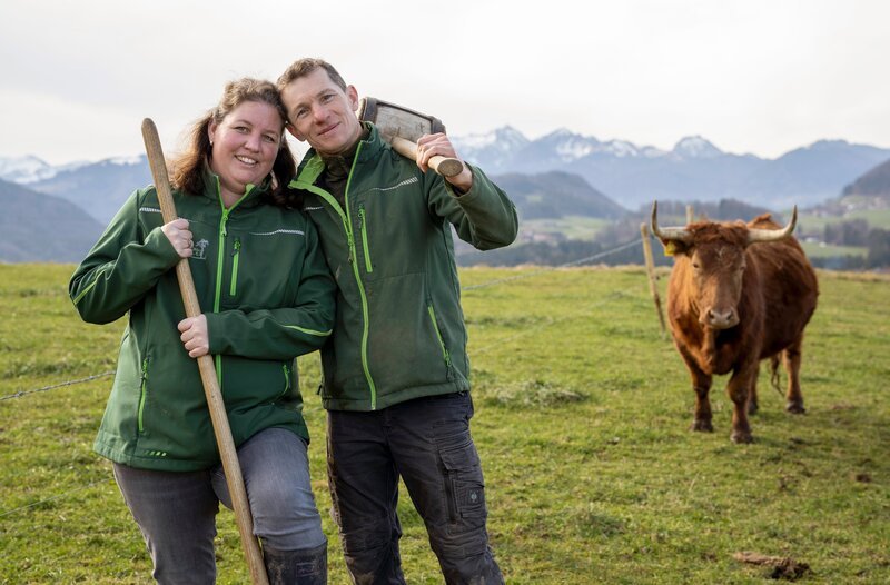 Das große Finale der kulinarischen Adventsreise findet auf dem Samerberg in Oberbayern statt. Hier im Landkreis Rosenheim führt Theresa Tischner (l) mit ihrem Mann Hansi (r) und den beiden Töchtern den Rinderhof „Beim Auer“. 60 irische Dexter Rinder weiden ganzjährig auf den Wiesen des Voralpenlands. – Bild: WDR/​Melanie Grande