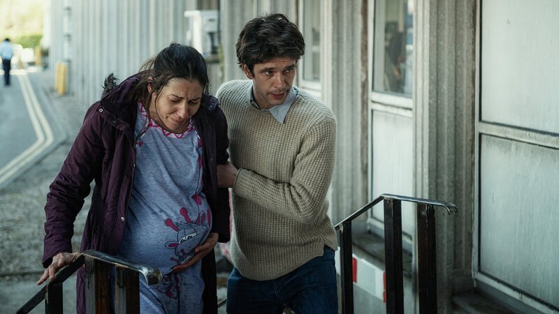 Für Adam (Ben Whishaw) beginnt der Stress bereits vor Dienstantritt. Als er Andrea (Andreea Paduraru) vor dem Krankenhaus allein in den Wehen entdeckt, weiß Adam genau, was zu tun ist. – Bild: SRF/​SISTER/​BBC/​BBC Studios/​AMC