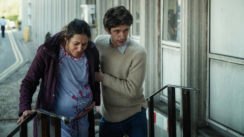 Für Adam (Ben Whishaw) beginnt der Stress bereits vor Dienstantritt. Als er Andrea (Andreea Paduraru) vor dem Krankenhaus allein in den Wehen entdeckt, weiß Adam genau, was zu tun ist. – Bild: SRF/​SISTER/​BBC/​BBC Studios/​AMC