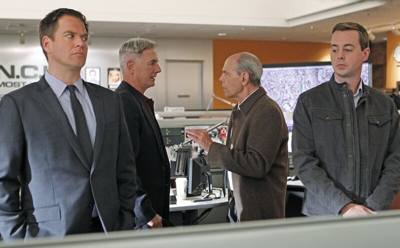 Während der Ermittlungen zu einem Mordfall kommt es zu Komplikationen, als das Team um Tony (Michael Weatherly, l.) und McGee (Sean Murray, r.) herausfindet, dass das Mordopfer Verbindungen zum derzeitigen Freund von Gibbs’ (Mark Harmon, 2.v.l.) und Agent Fornells (Joe Spano, 2.v.r.) Ex-Frau hatte … – Bild: CBS Television