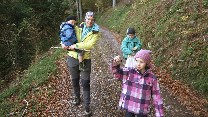 Familie Frick beim Waldspaziergang. – Bild: SRF