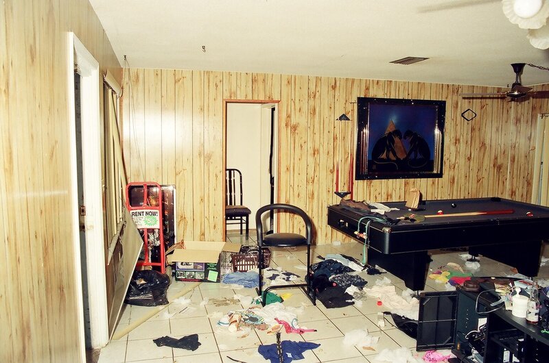 Durchwühltes Zimmer – Bild: RTL /​ Arrow International Media /​ Miramar PD