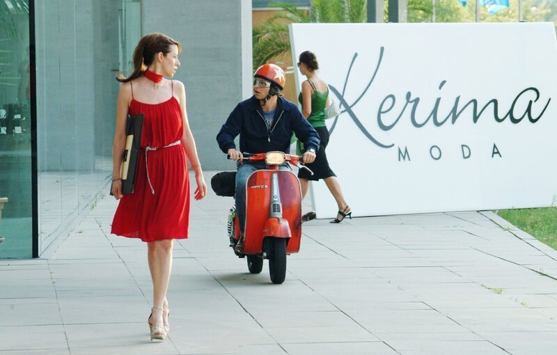 Auf der Suche nach Bernd kommt Bruno (Tim Sander, r.) Nora (Julia Malik, l.), die sich mit ihrer Mappe bei Kerima Moda vorstellen möchte, einen Tick zu nahe … – Bild: SAT.1 /​ Monika Schürle Eigenproduktionsbild frei