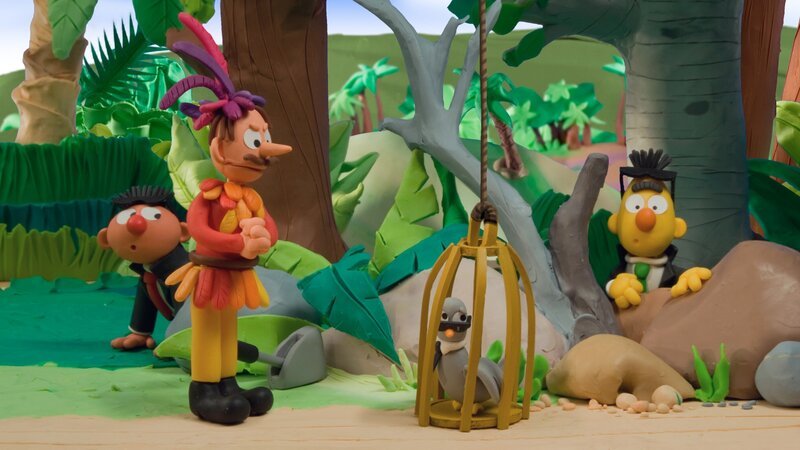 Ernie und Bert müssen mit ansehen, wie Dr. Vogelpfeife den wunderschönen und sehr seltenen Quetzal-Vogel anlockt … – Bild: NDR/​Sesameworkshop