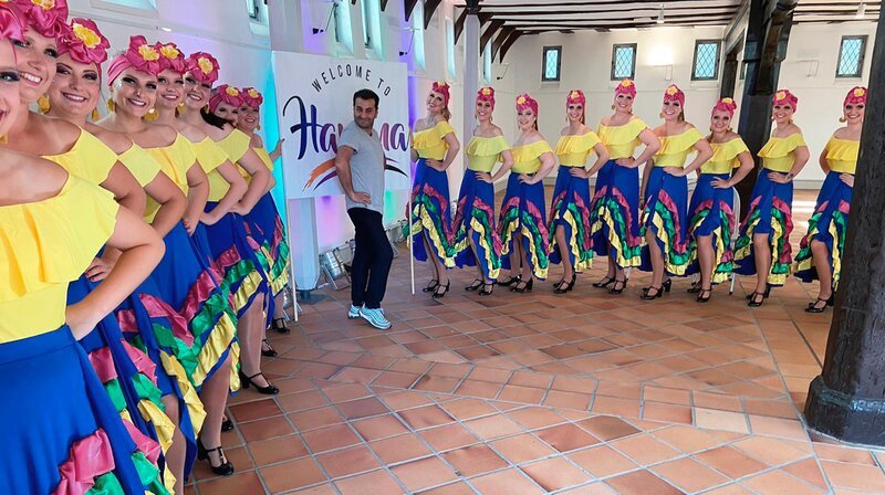 Ali Güngörmüs und die Gardetänzerinnen der „Roten Garde“ aus Neustadt. – Bild: HR