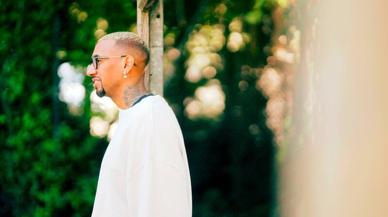 Jérôme Boateng bei den Dreharbeiten der Doku-Serie „Being Jérôme Boateng“. Weiteres Bildmaterial finden Sie unter www.br-foto.de. – Bild: BR/​Flow media company GmbH/​Alamy/​Imago Images/​Cosmin Iftode/​Eibner/​Montage: Marc Trompetter