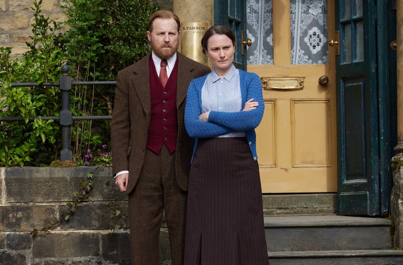 Siegfried (Samuel West, l.) und Mrs Hall (Anna Madeley, r.). – Bild: WDR/​Playground & All3Media International