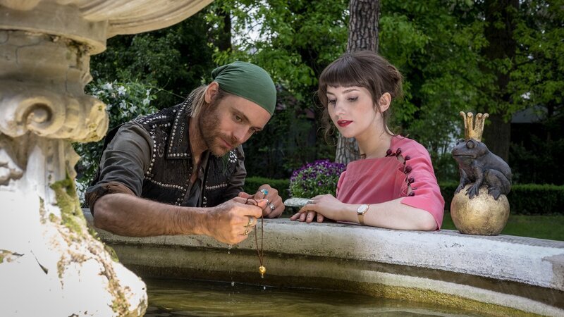 Wird Froschkönig Jimi (Bernd-Christian Althoff) Isabelles (Anuschka Tochtermann) Herz erweichen? – Bild: ZDF und Boris Laewen