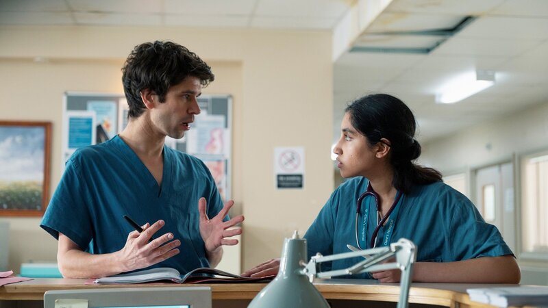 Shruti (Ambika Mod) glaubt, dass eine Patientin etwas vor ihnen verbirgt und teilt Adam (Ben Whishaw) ihren Verdacht mit. Doch der hat gerade andere Sorgen. – Bild: SRF/​SISTER/​BBC/​BBC Studios/​AMC