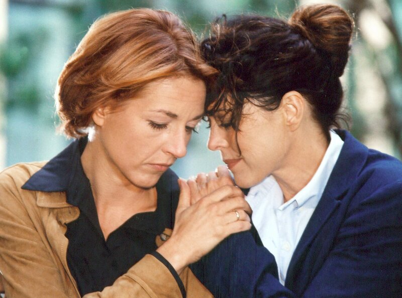 Pia (Hendrikje Fitz, links) bittet – in ihrer Angst um Jakobs Leben – Valerie Stein (Anja Kruse) um das Herz ihres Sohnes. Pia merkt, dass sie unmögliches fordert … – Bild: MDR/​Krajewski