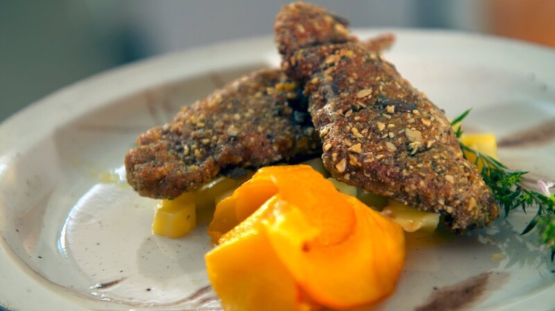 Alis Hauptspeise: Rehschnitzel in Kürbiskernpanade mit süß-saurem Hokkaido. – Bild: HR