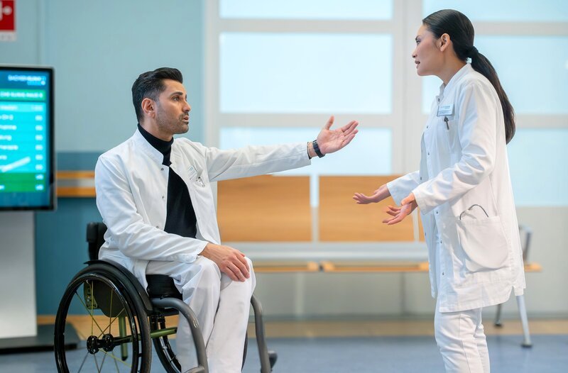 Dr. Lilly Phan (Mai Duong Kieu, li.) und Dr. Ilay Demir (Tan Caglar, re.) führen gerade einen kleinen Wettkampf um ihre Schwächen. – Bild: MDR/​Saxonia Media/​Sebastian Kiss /​ MDR/​HA Kommunikation